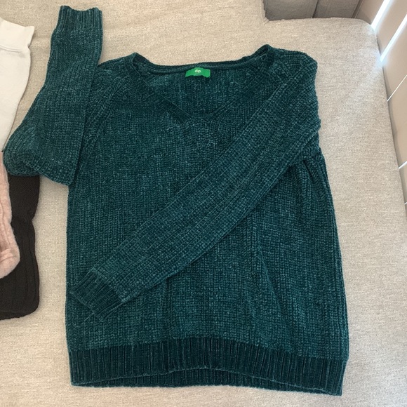 Sweaters - Picture 8 of 9